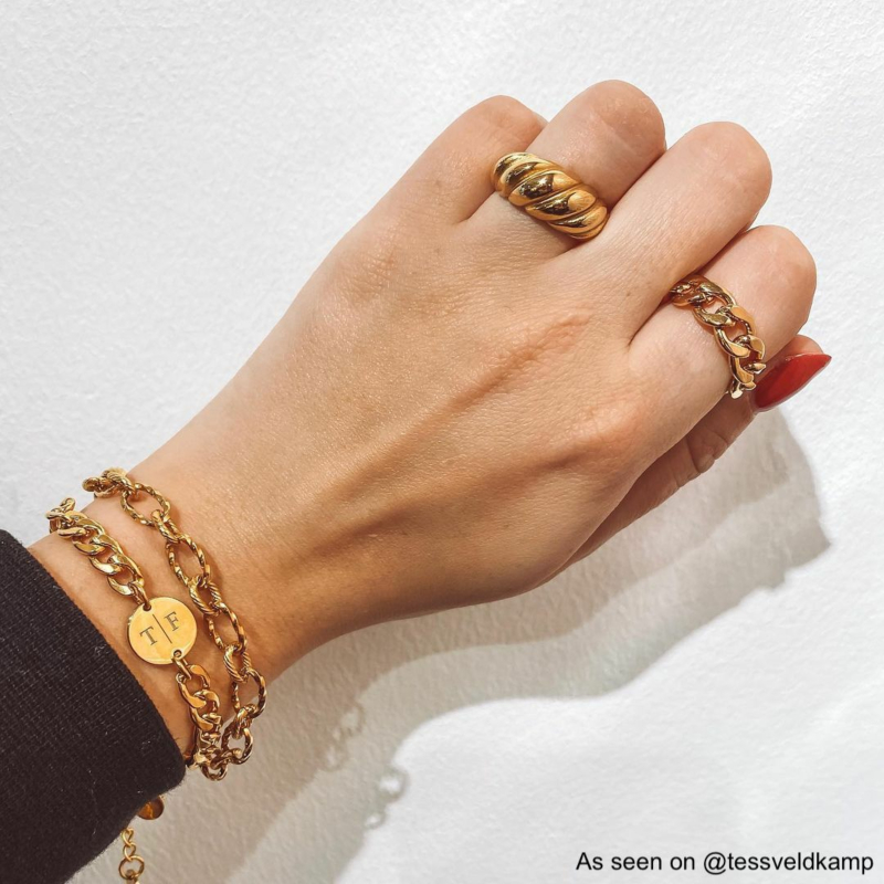 Chunky initial armband in de kleur goud bij influencer