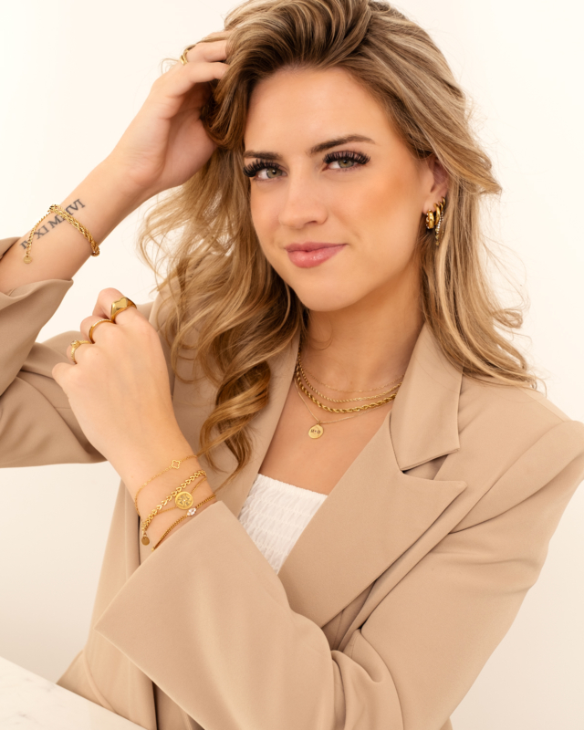 Model draagt gouden sieraden look