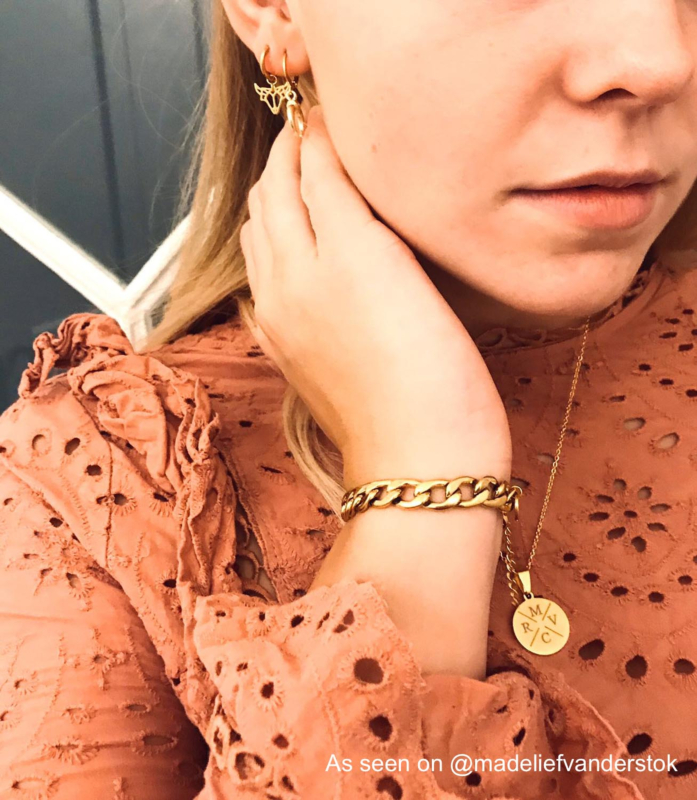 Gouden initial ketting bij influencer om hals