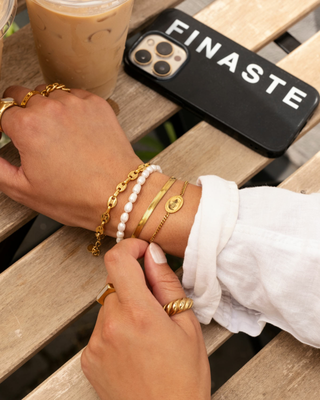 Gouden armparty bij model