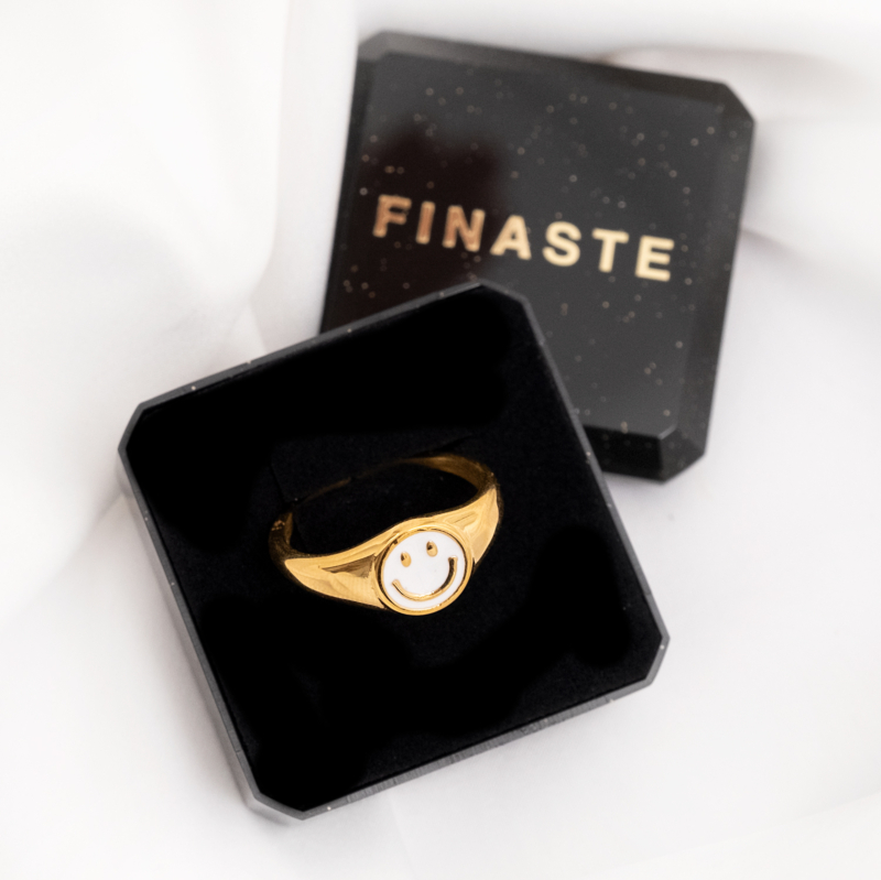 Gouden smiley ring wit in doosje