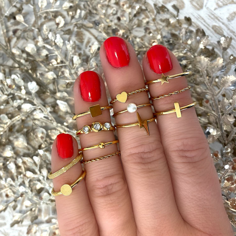 Gouden ringen voor om de hand voor een complete look