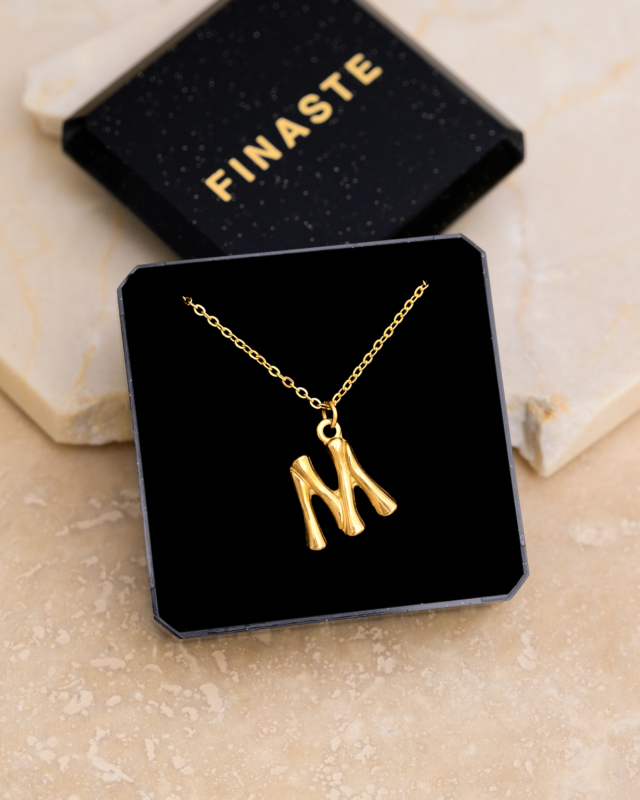 Gouden vintage initial ketting in sieradendoosje