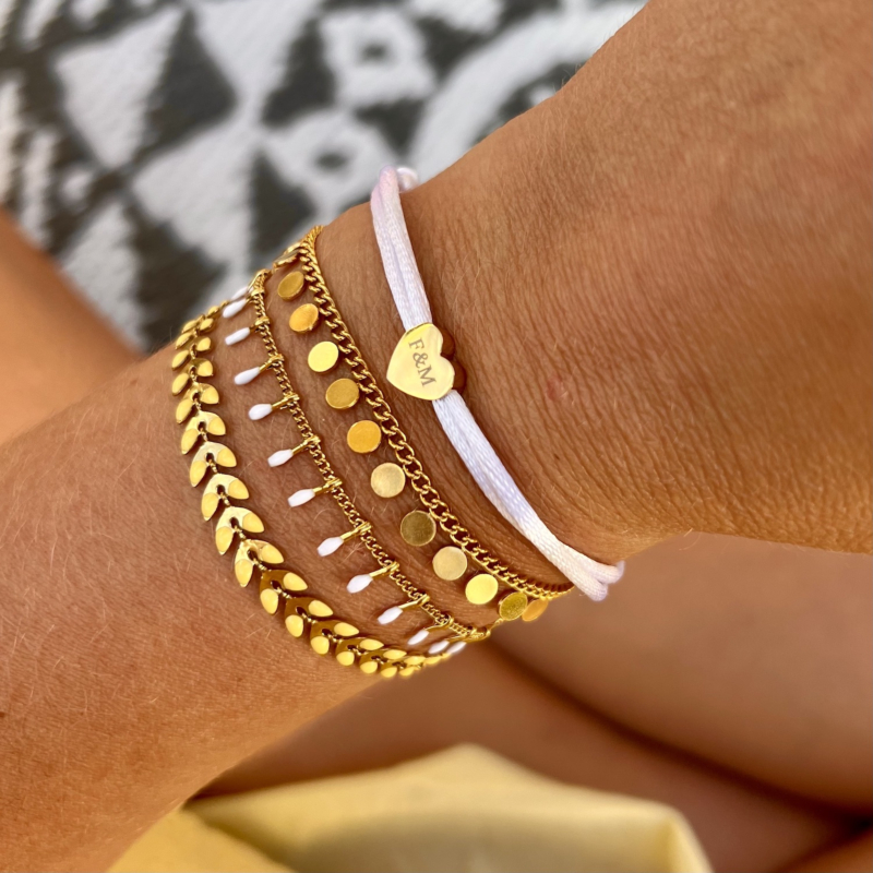 Gouden armbanden combinatie met witte touch