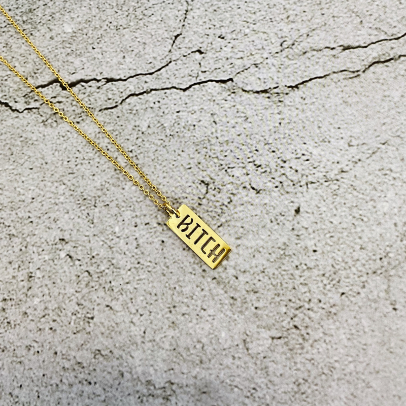 Trendy ketting met een quote op een plaatje