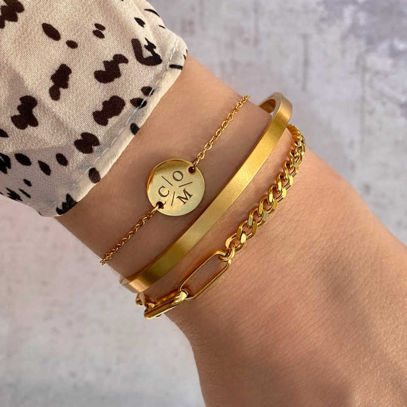 Mooie gouden armparty om de pols voor een complete look