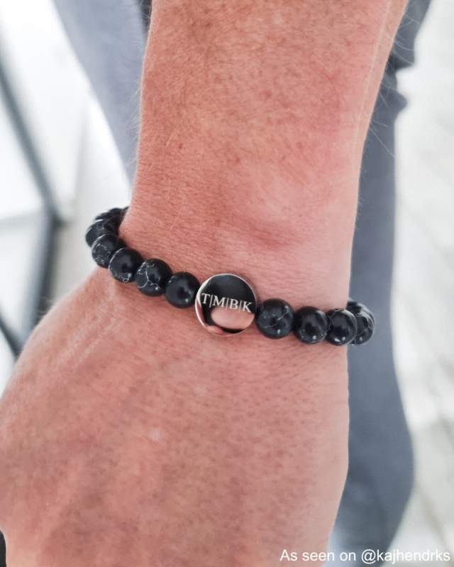 Influencer draagt heren armband