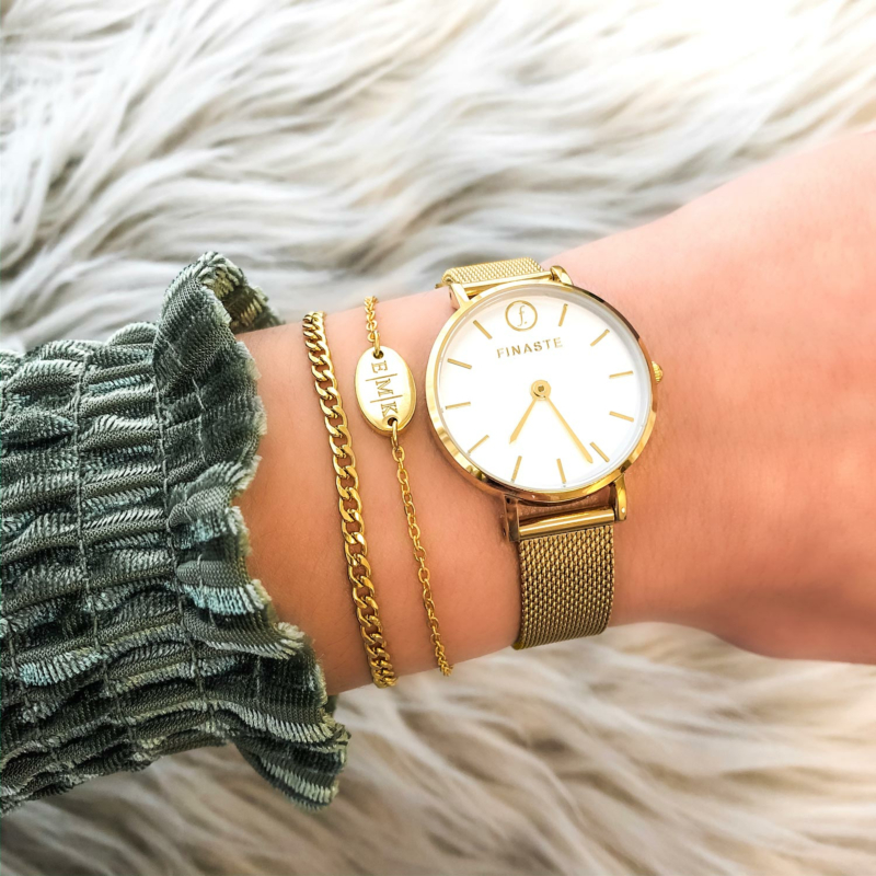 Mooie gouden armparty met drie letter gegraveerd