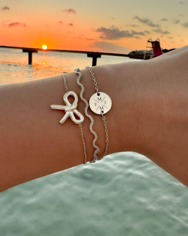 zilveren armparty bij zonsondergang