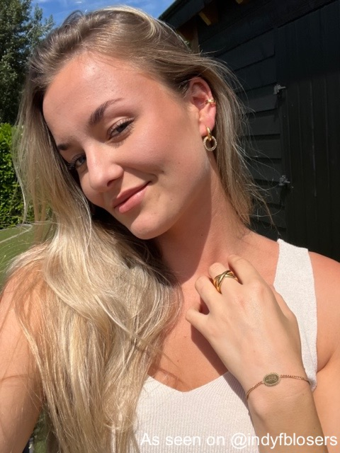 Influencer draagt gouden sieraden van finaste