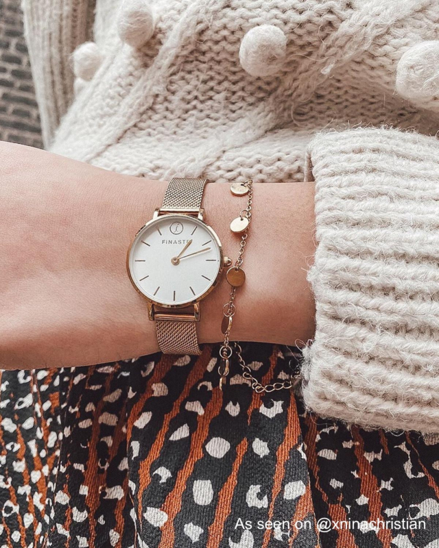 gouden armcandy om pols bij influencer