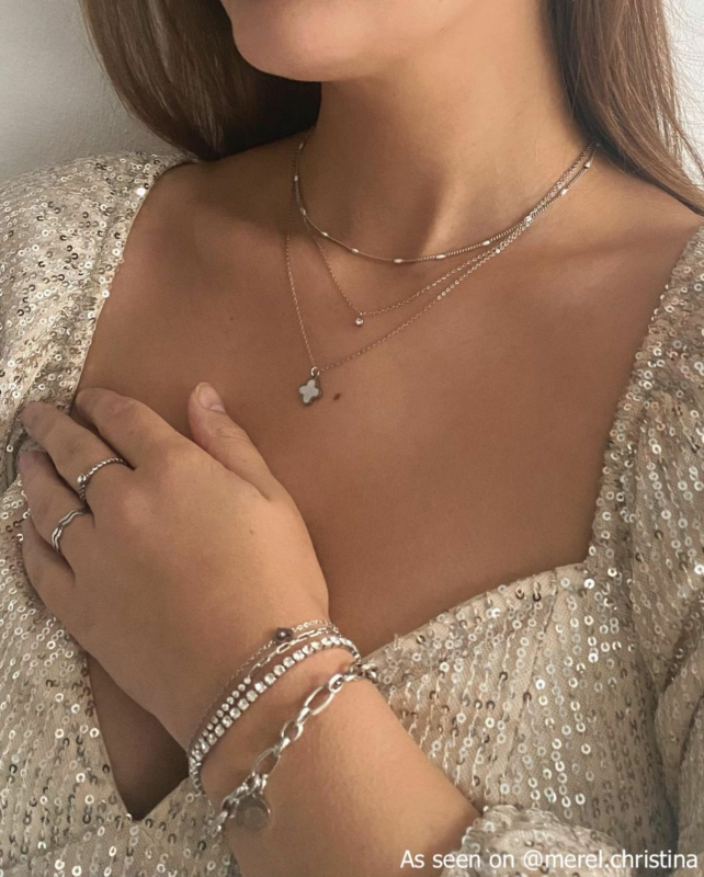 Influencer draagt zilveren sieraden van finaste