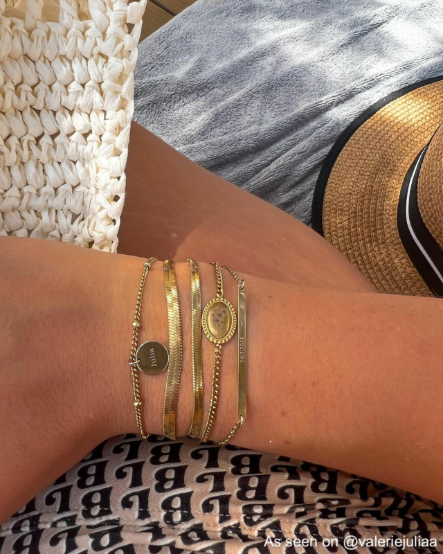 Influencer draagt gouden finaste armbanden