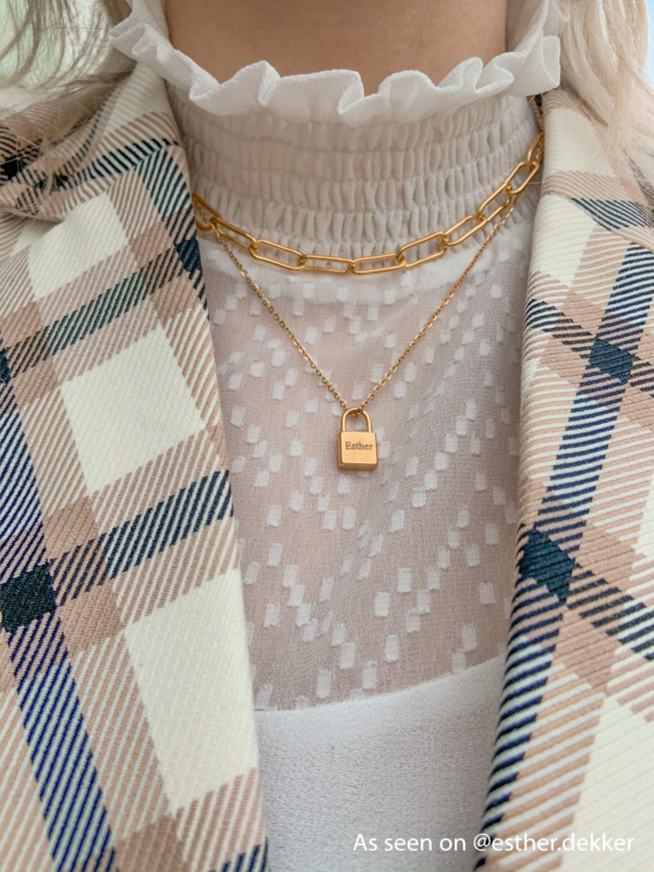 Influencer met gouden necklace layer om hals