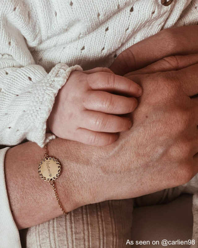 Gouden armband bij influencer