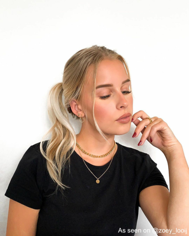 Influencer zoey draagt gouden finaste sieraden