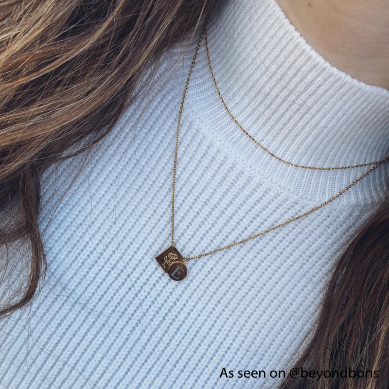 Influencer draagt minimalistische ketting in het goud