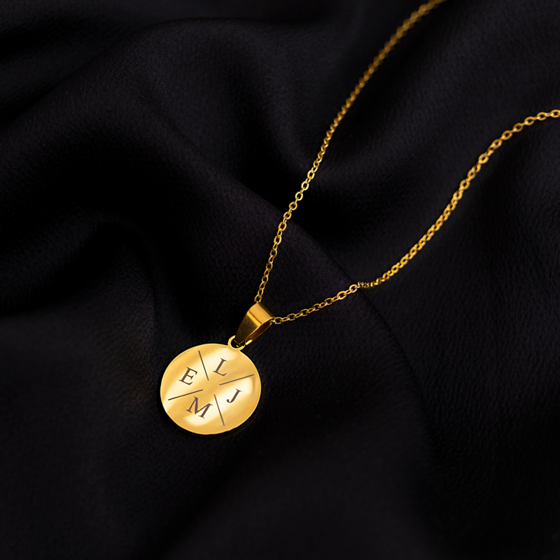 4 initialen ketting kleur goud op zwarte achtergrond