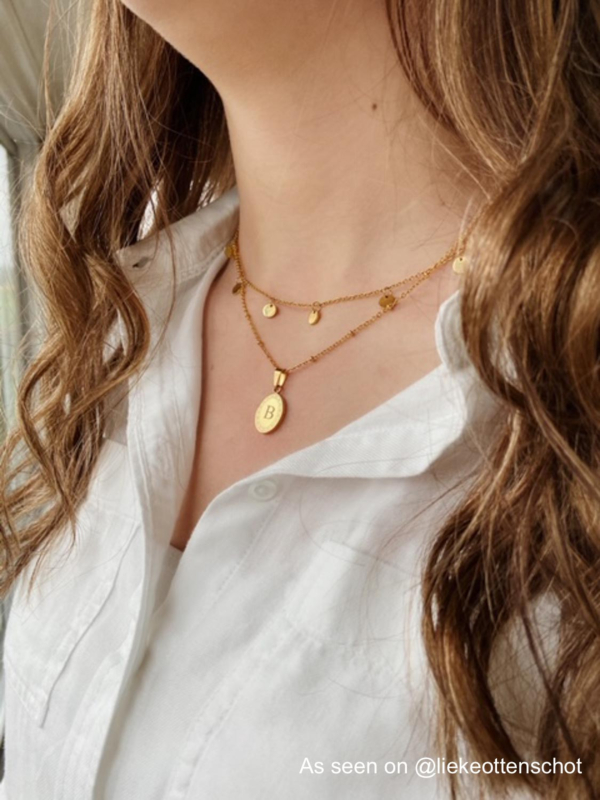 Influencer draagt gouden muntjes ketting