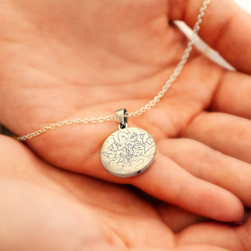 Graveerbare ketting met sterrenhemel in hand