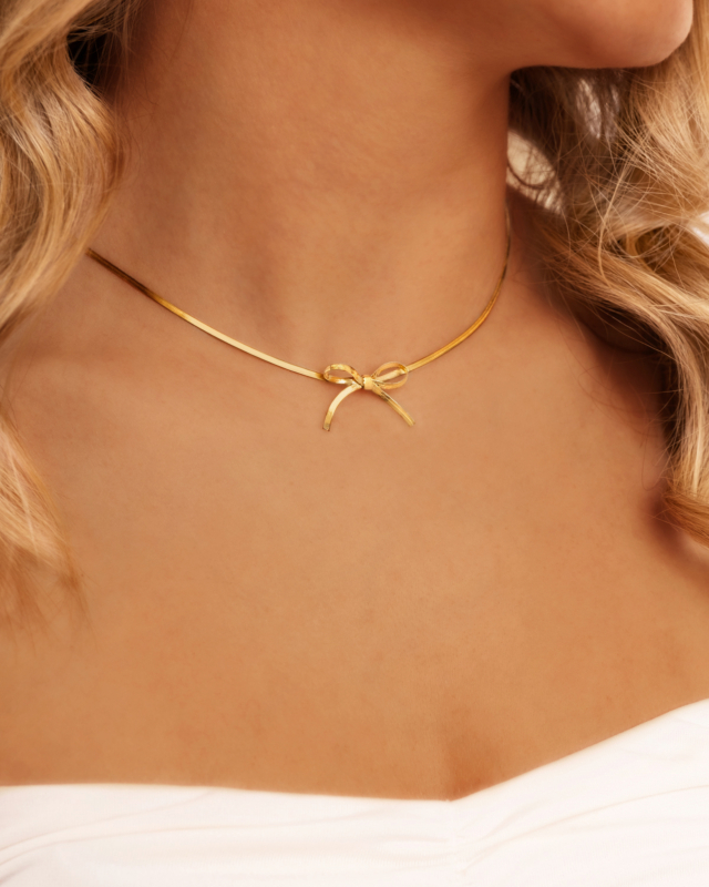 Gouden ketting met strikje bij model