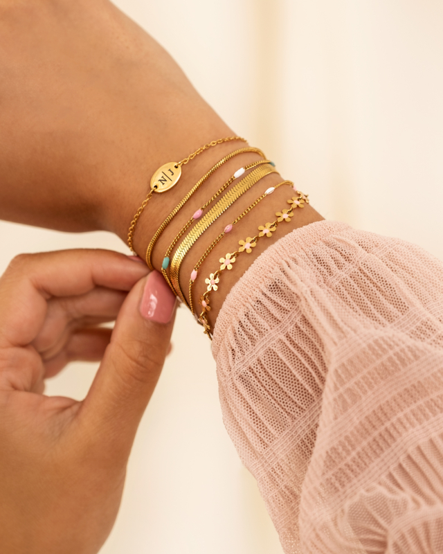 Gouden armparty bij model