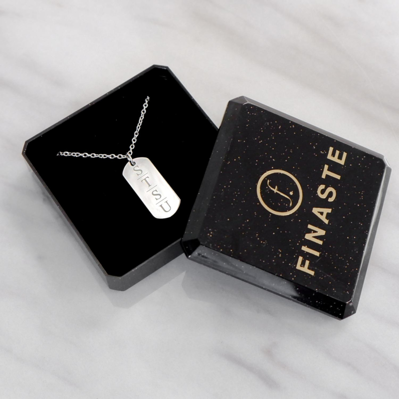 Mooie zilverkleurige ketting met letters