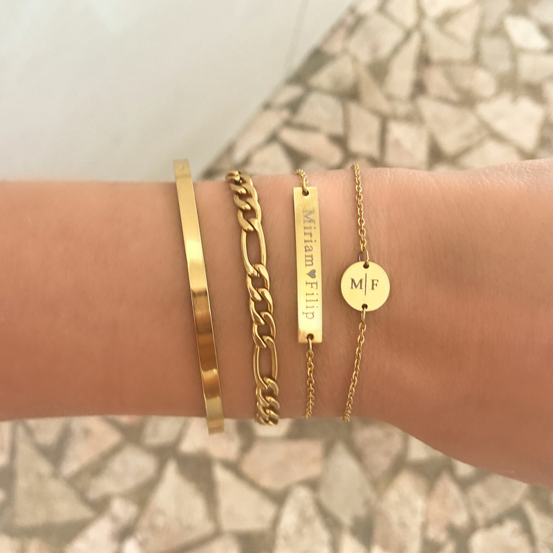 Leuke armparty om de pols samen met graveerbare armbanden