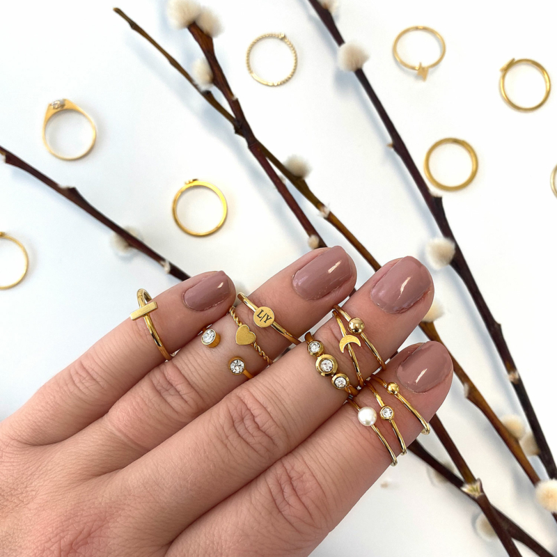 leuke gouden ringen om de hand voor een complete look