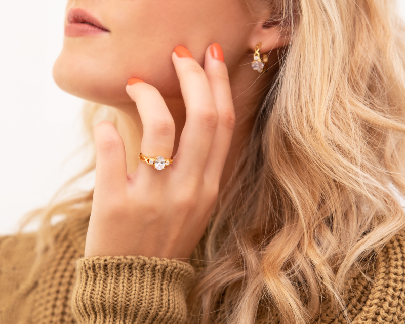 Model draagt Luxury stones ring goudkleurig om vinger