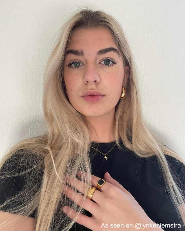 Influencer draagt gouden sieraden van finaste