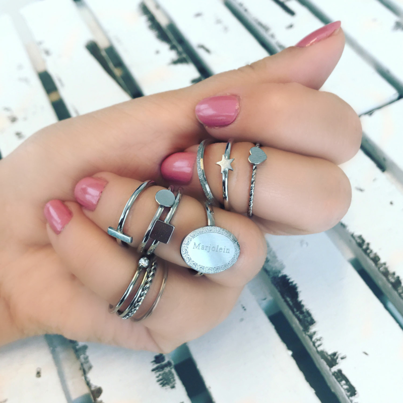 Minimalistische ringen samen in de hand