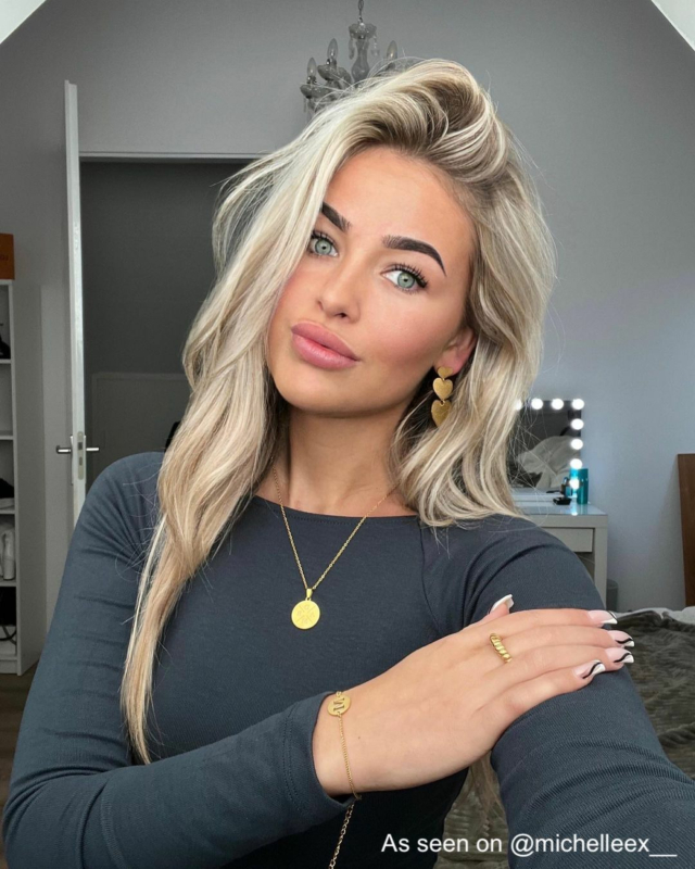 Influencer draagt gouden sieraden van finaste