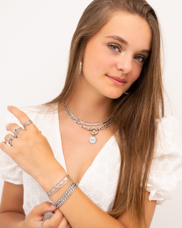 Model draagt zilveren sieraden