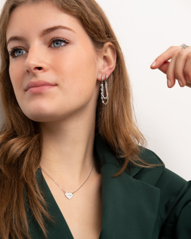 Model draagt zilveren sieraden