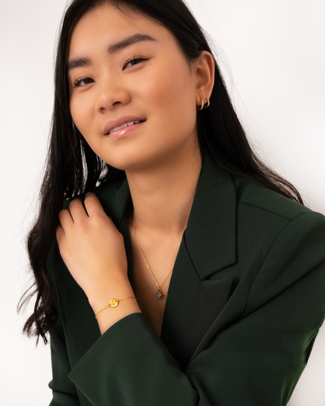 Model draagt gouden sieraden