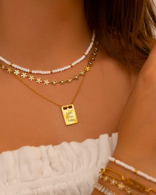 Gouden necklace layer met witte top