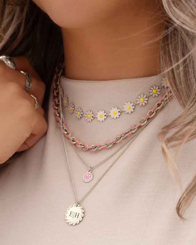 Zilveren necklaceparty met roze details