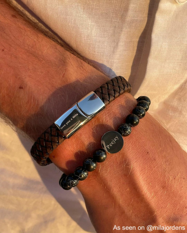 Influencer draagt heren armband