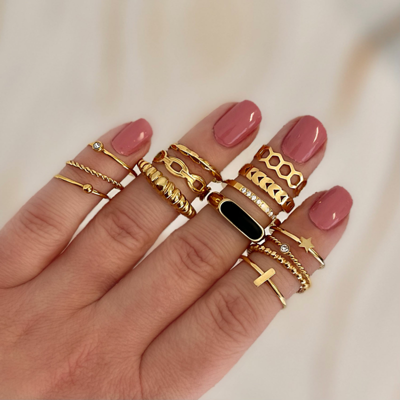 Gouden ringen om de hand voor een complete look