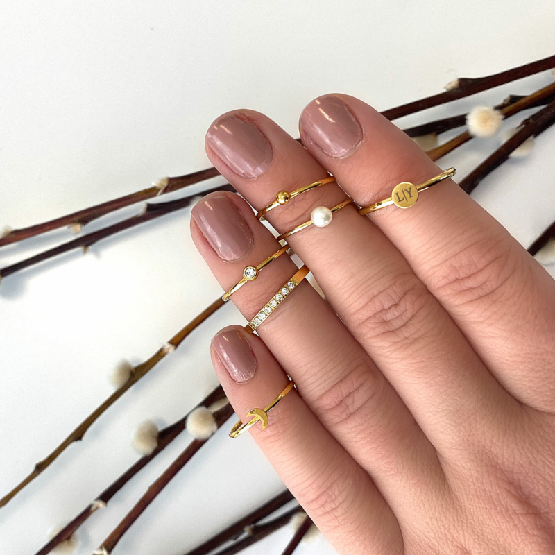 leuke gouden ringen voor om de hand voor een complete look