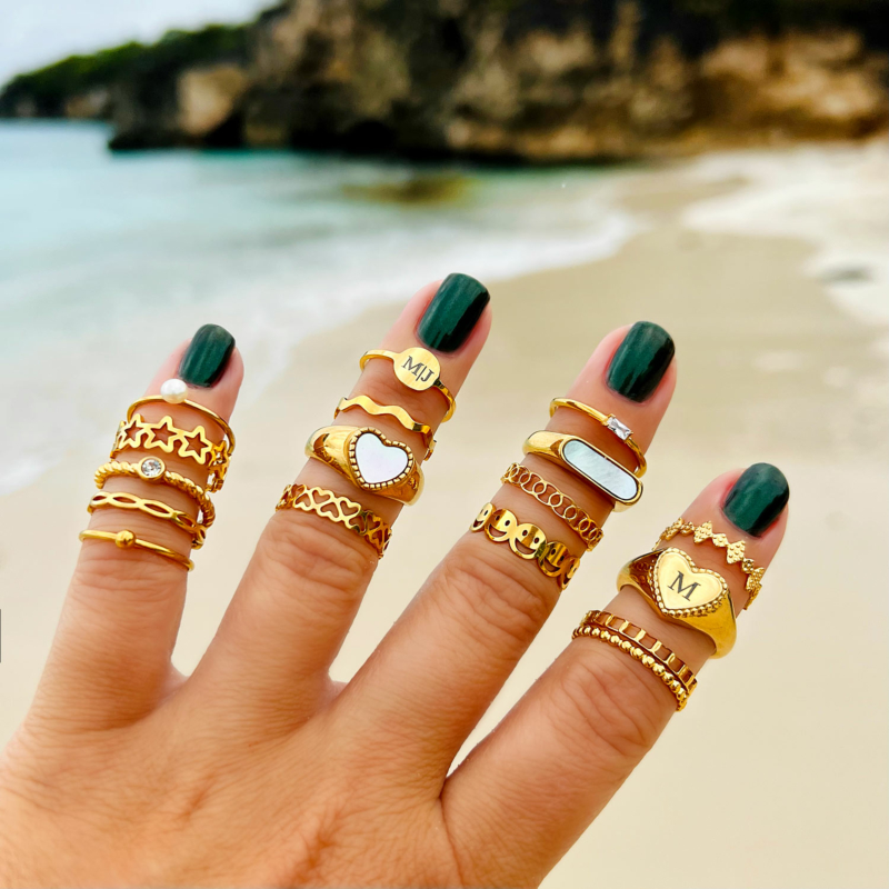 Ringparty met mooie gouden ringen op het strand