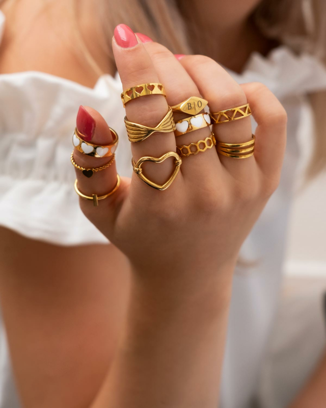 Mix van gouden ringen met witte details