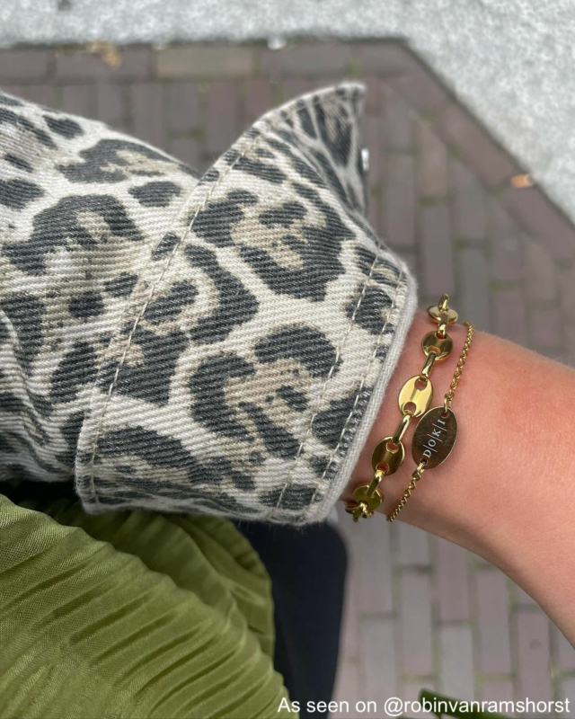 Influencer draagt gouden armparty