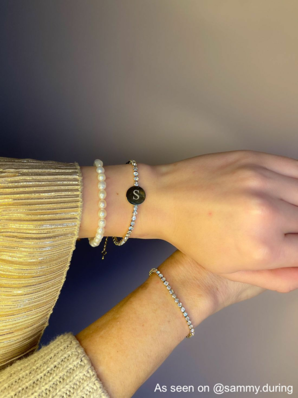 Influencer met gouden armbanden van finaste