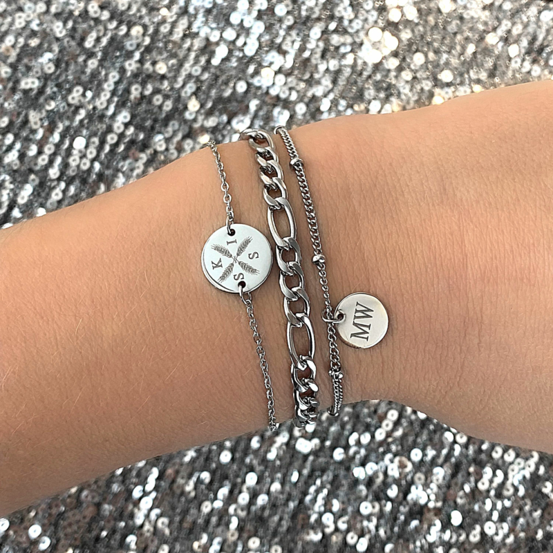 Meisje draagt zilveren armparty met mix van armbandjes