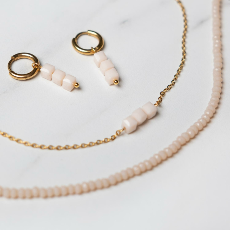 Sieraden met nude steentjes