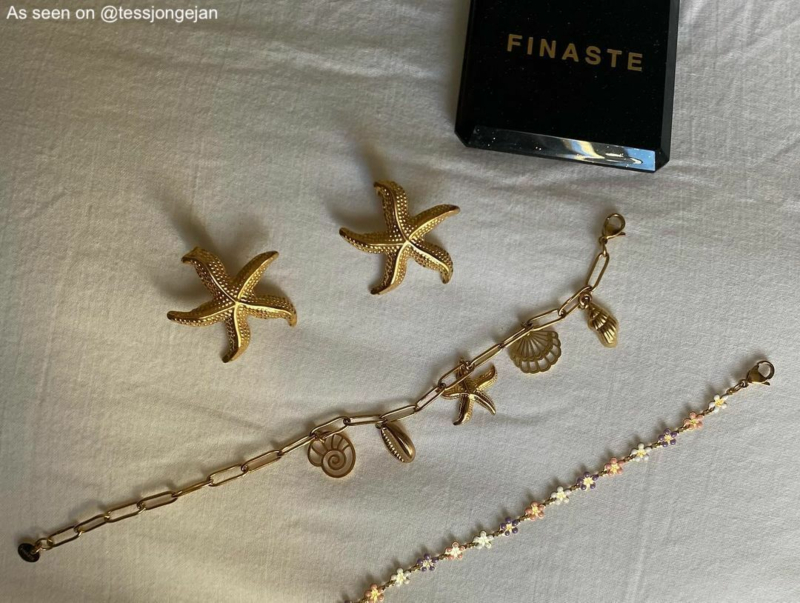 Influencer foto met gouden sieraden