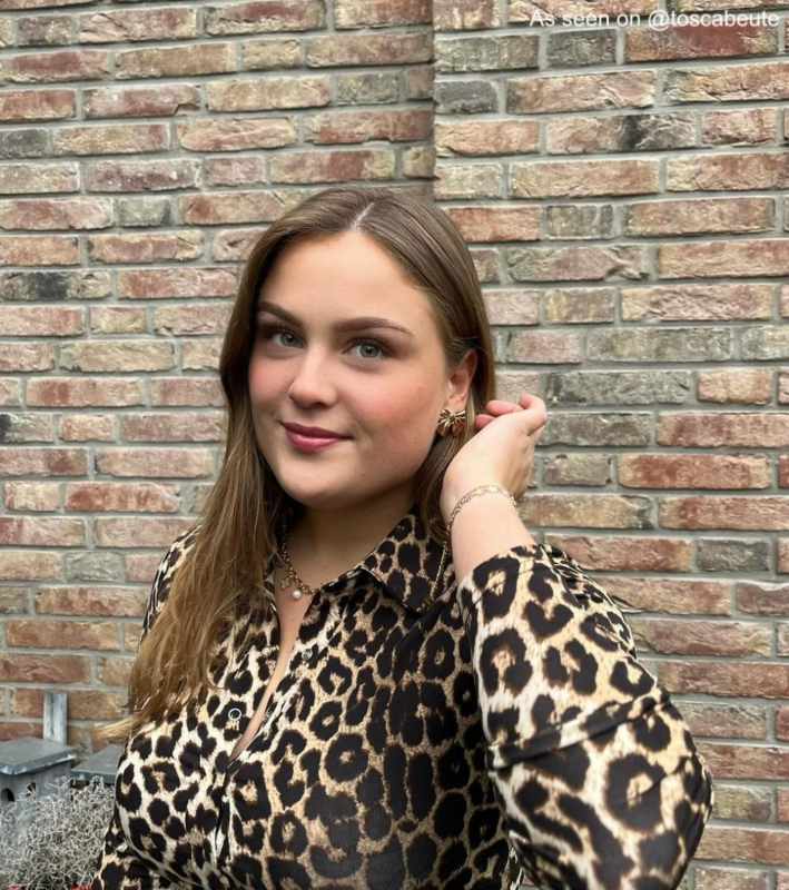 Influencer draagt bedelketting