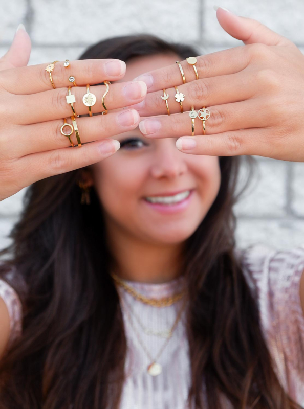 Gouden ringen om de hand voor om de hand voor een complete look